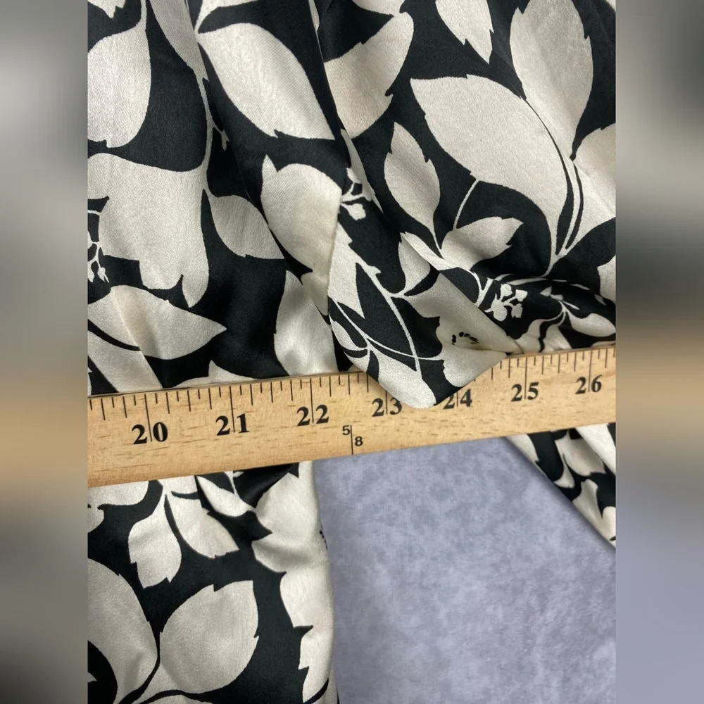 Ann Taylor One‎ Size kimono/Robe black/ white flowers Silky feeling